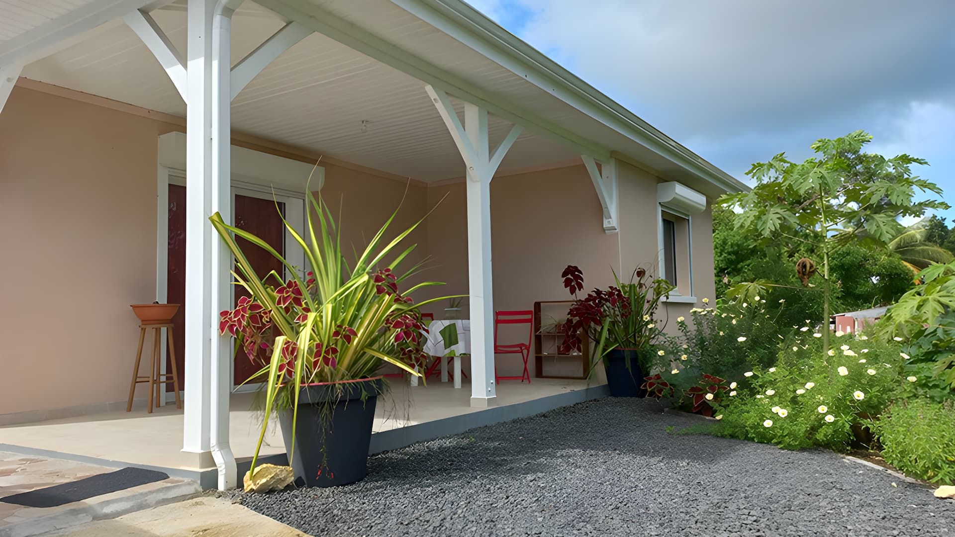 Travaux de construction de maison traditionnelle en Guadeloupe